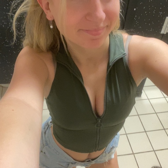 Cute work out top - Picture 5 of 5